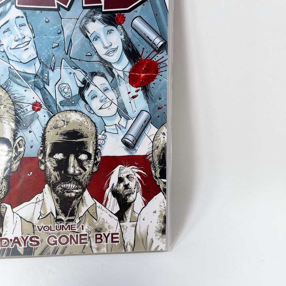 The Walking Dead Volume 1 Days Gone Bye -Robert Kirkman- Graphic Novel - Picture 4 of 6